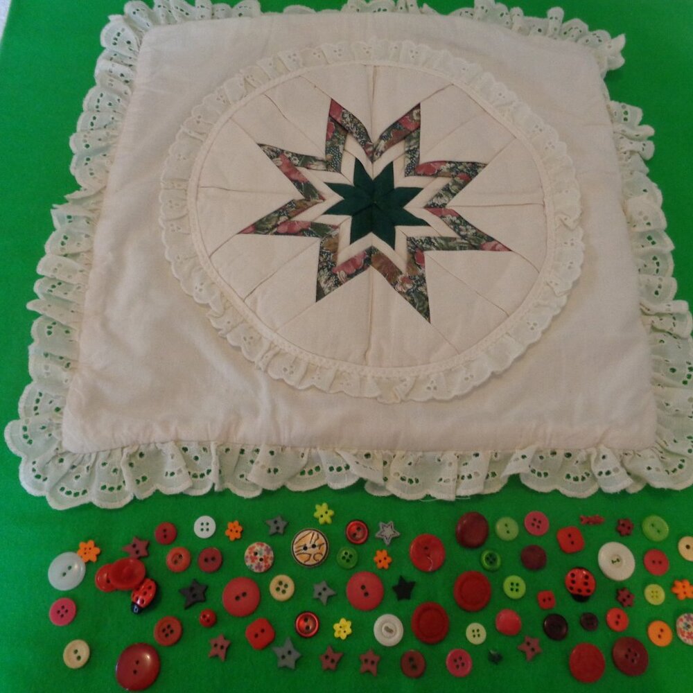 VINTAGE RETRO QUILTED PILLOW CASE W LACE PLUS OLD BUTTONS.